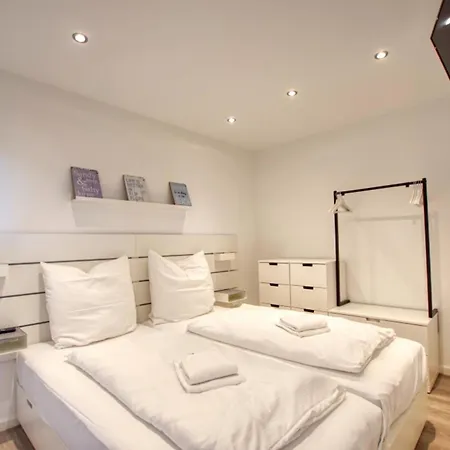 - Haus G, App 0g0712 *